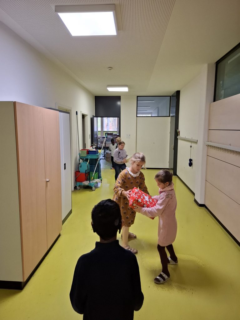 Jedes Päckchen geht durch prüfende Hände