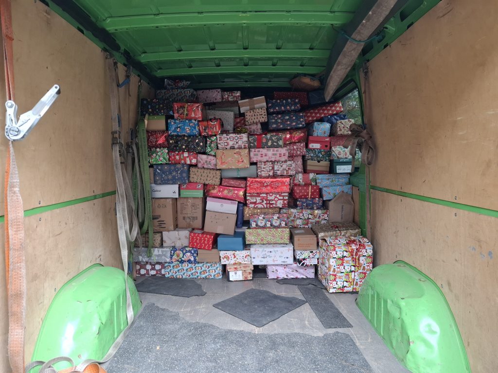 So sehen 218 Päckchen in einem Transporter aus