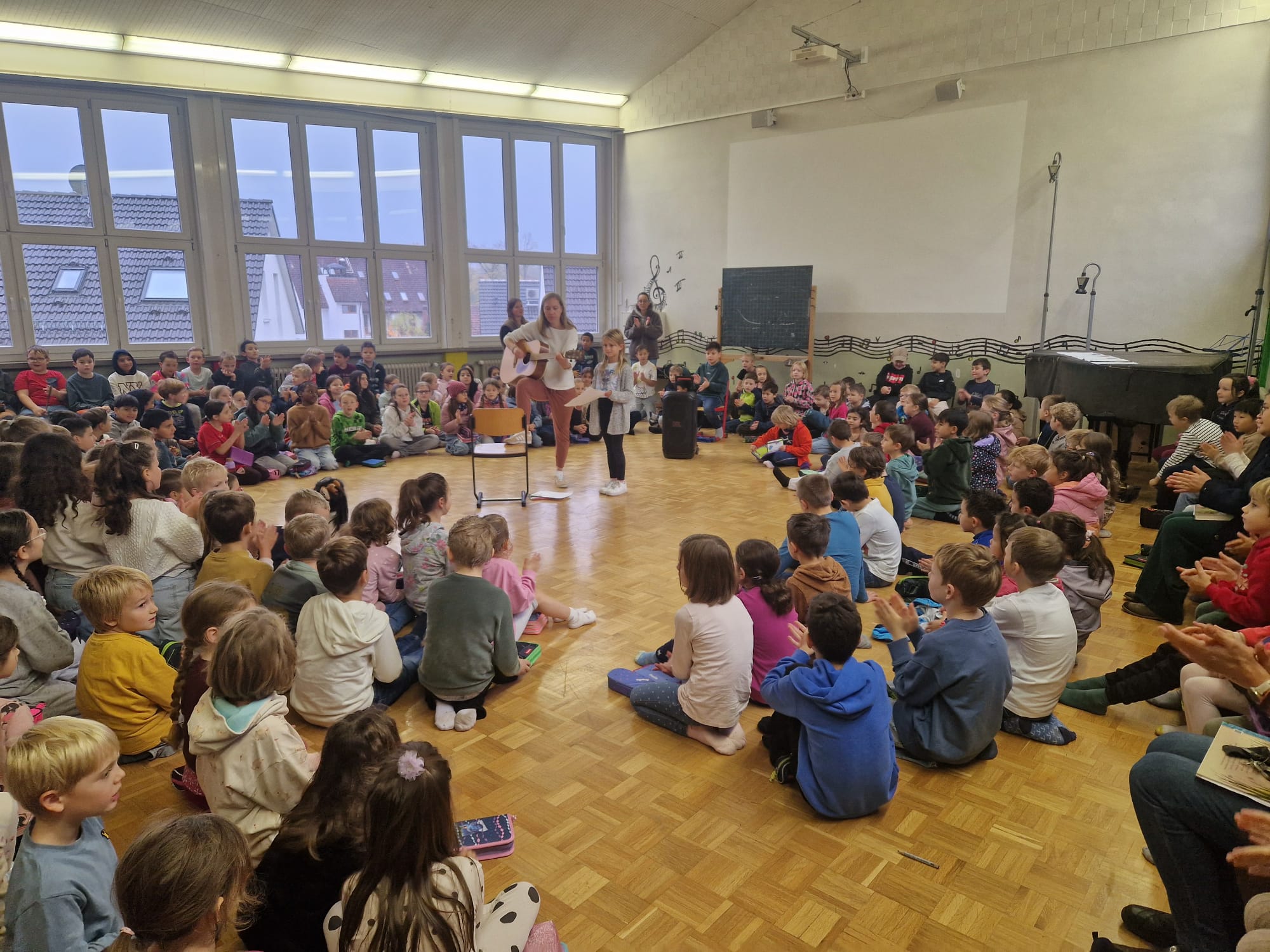 Gemeinsamer Beginn der Bergschule mit dem HBS Lied